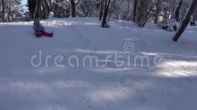 儿童在雪中雪橇，小女孩在冬天玩耍，儿童在公园滑雪